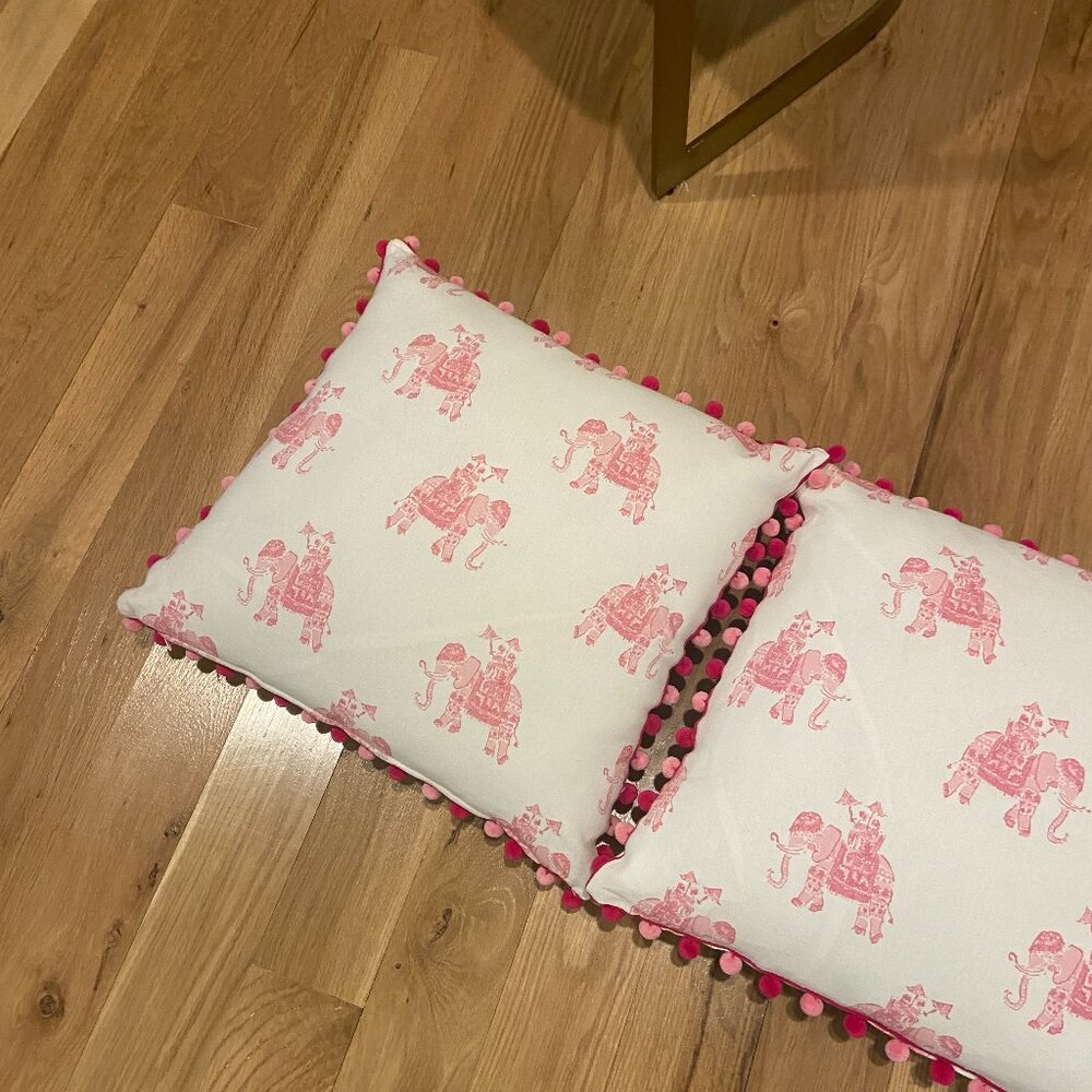 2 lilly pillows